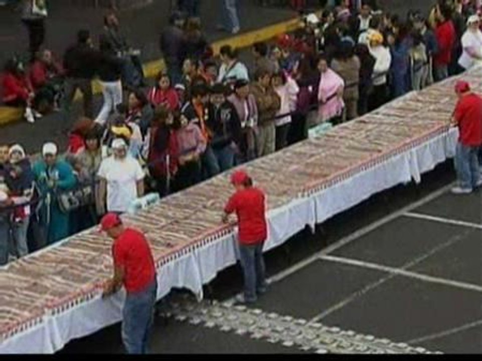 México se come el récord del Roscón de Reyes más grande del mundo