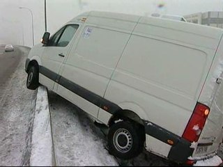 Más de 200 conductores envueltos en accidentes de tráfico por culpa de la nevada en Madrid