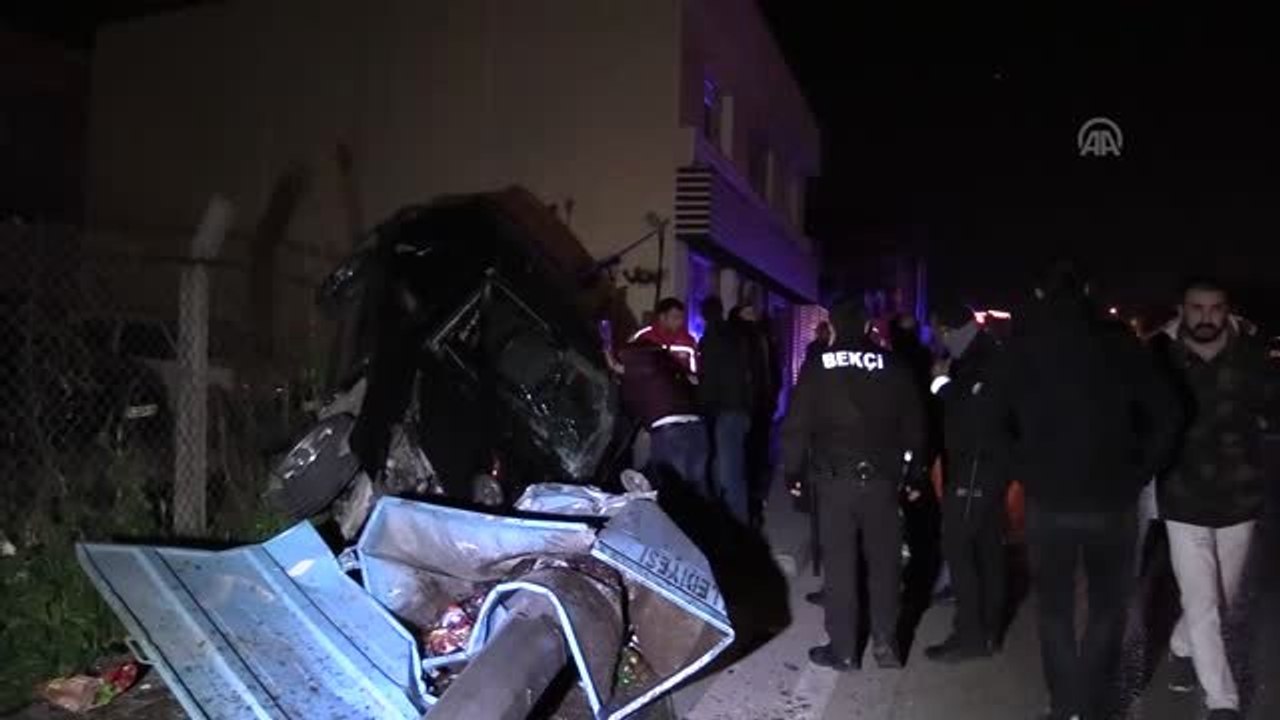 Otomobil Elektrik Direği ve Bahçe Çitine Çarptı: 2 Yaralı