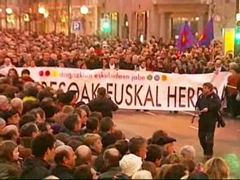 Miles de personas salen a la calle en Bilbao en apoyo a los presos de ETA