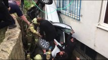 Üsküdar'da otomobil boşluğa düştü: 3 yaralı - Yarlıların kurtarılma çalışmaları - İSTANBUL