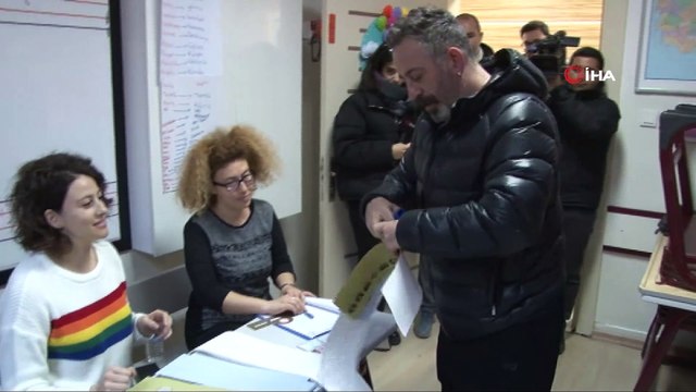 Cem Yılmaz oyunu kullandı, espriyi patlattı