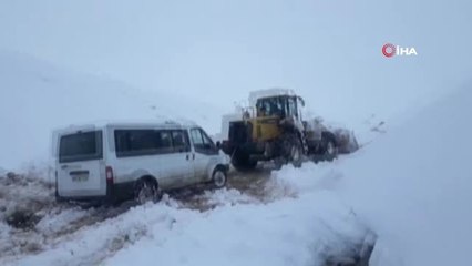 Oy Pusulaların Bulunduğu Torbaları ve Seçim Görevlilerini Taşıyan Minibüs Karda Mahsur Kaldı
