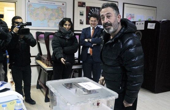 Cem Yılmaz Espriyi Sandık Başında da Patlattı