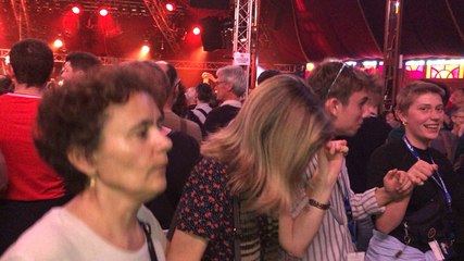 Denez Prigent fait danser le public de Mythos