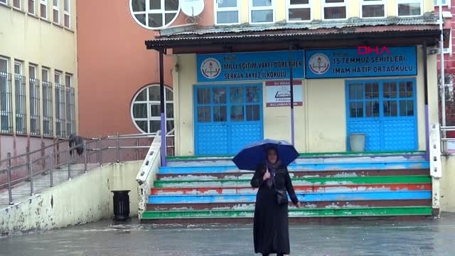 Bingöl'de Seçmen Yağmur Altında Sandığa Gitti