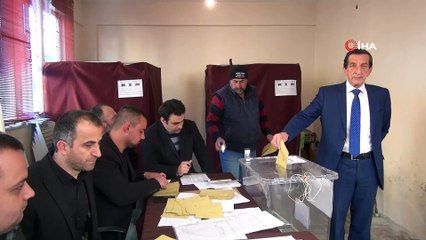 Bu sandıkta muhtarlık için baba oğul yarışıyor