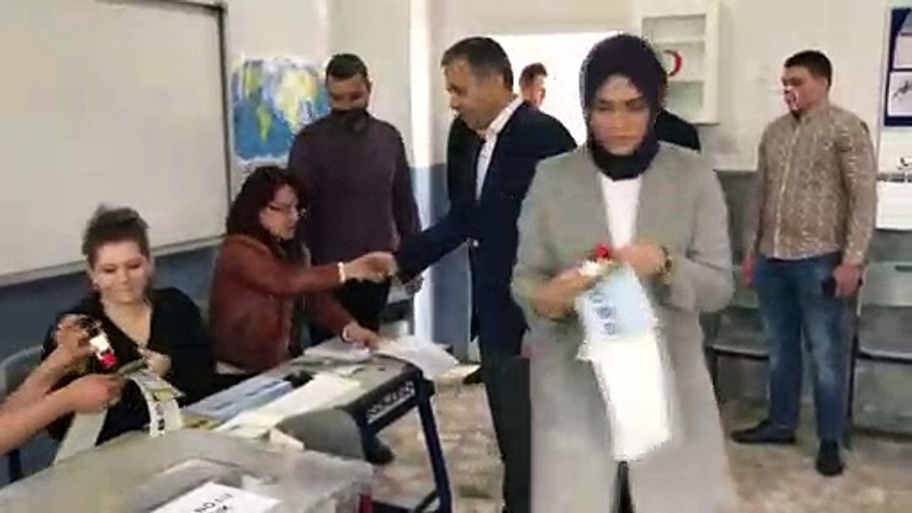 İstanbul Valisi Ali Yerlikaya, oyunu Aybars Ak Ortaokulunda kullandı - İSTANBUL