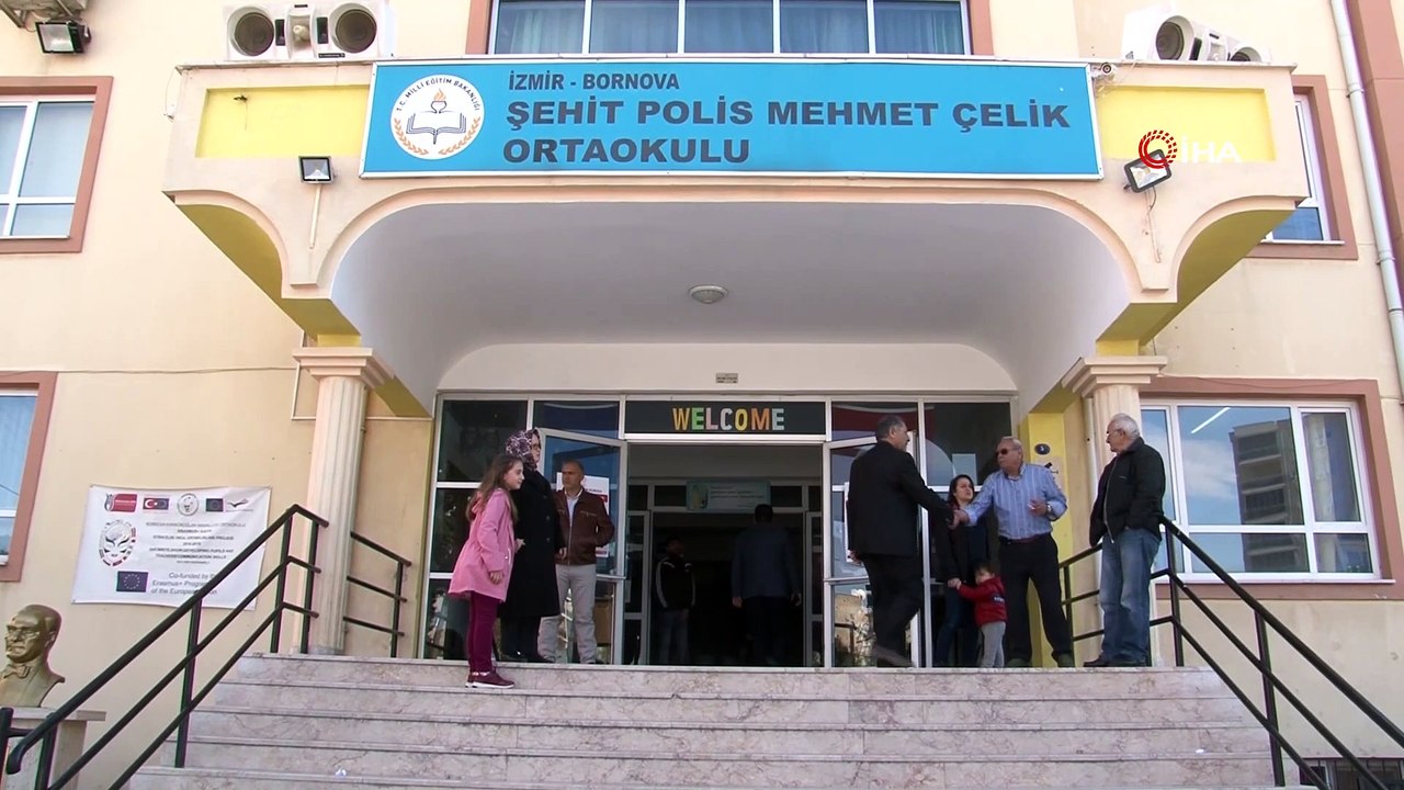 AK Parti İzmir Büyükşehir Belediye Başkan Adayı Nihat Zeybekci oyunu kullandı