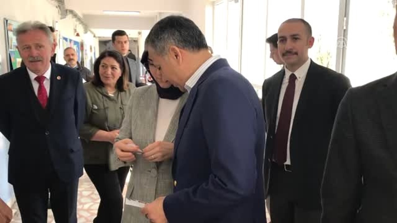 İstanbul Valisi Ali Yerlikaya, Oyunu Aybars Ak Ortaokulunda Kullandı