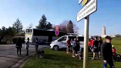 Trail des Tranchées de Verdun : l'impressionnant cortège des bus qui acheminent les concurrents du 15 kilomètres