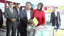 AK Parti Belediye Başkan adayı Arı oyunu 5 yaşındaki oğluyla kullandı