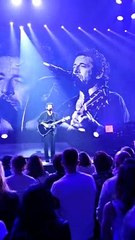 Patrick Bruel rend hommage à Johnny sur scène à Nice