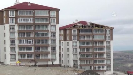 Şiddetli Rüzgar Apartmanın Çatısını Uçurdu