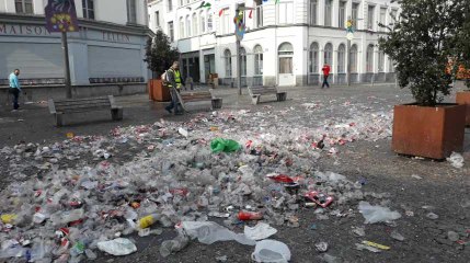 Tournai l'après carnaval le nettoyage du pietonnier place st pierre (31.03.2019)