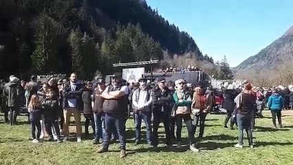 Plateau des Glières : des Gilets jaunes tournent le dos à Emmanuel Macron