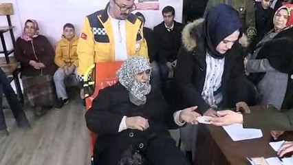 Türkiye sandık başında - Sağlık ekiplerinin yardımıyla oyunu kullandı -  KİLİS