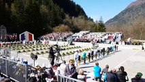 Plateau des Glières : des écoliers fleurissent les tombes des Maquisards