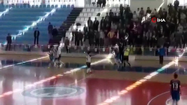 Spor müsabakası için geldiler, salonu savaş alanına çevirdiler... Karaman'da salon futbolundaki kavga kamerada