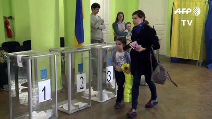 أوكرانيا تختار رئيسها في انتخابات يتصدرها ممثل يفتقر للخبرة السياسية