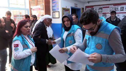 Hasta ve yaşlı seçmenler, evde sağlık hizmetleri ekiplerince götürüldükleri sandıklarda oy kullandı - DİYARBAKIR