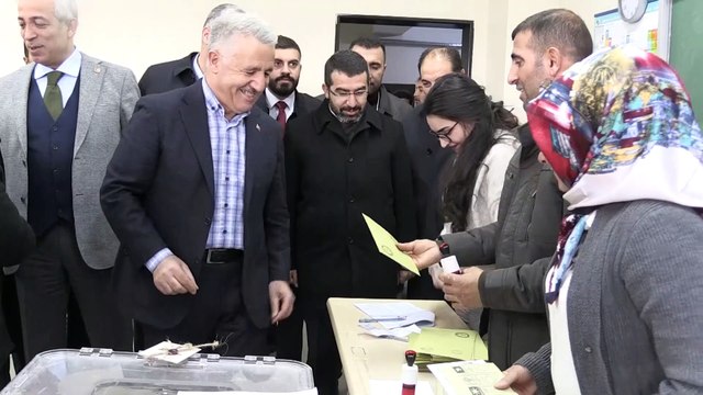 Eski Ulaştırma Denizcilik ve Haberleşme Bakanı Arslan oy kullandı - KARS