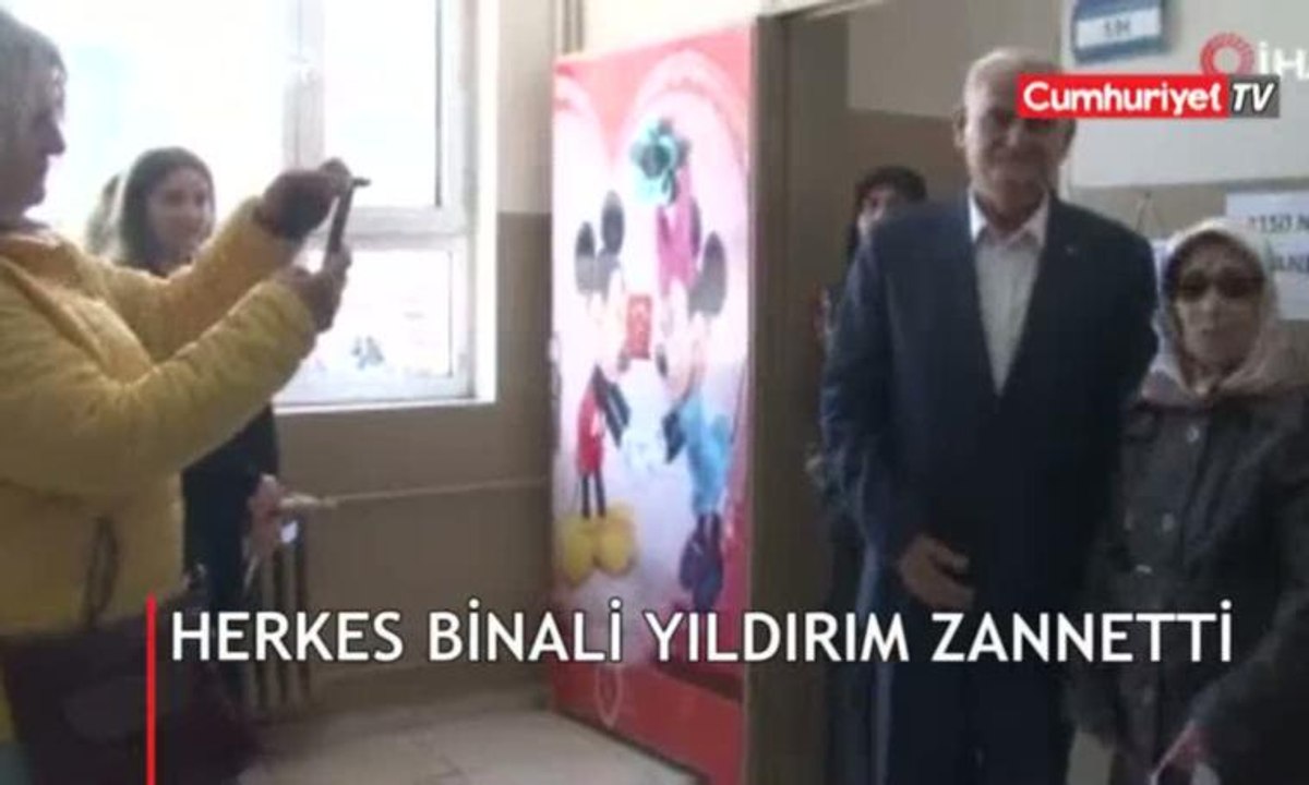 Meraklı bakışlar arasında oy kullandı