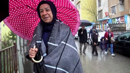 Aşırı yağmura rağmen oy kullanmaya gittiler