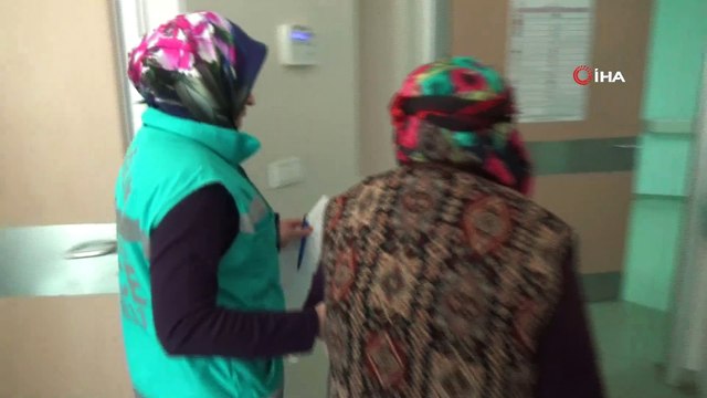 Yaşlı kadın hastaneden oy kullanmaya gitti
