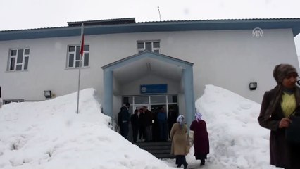 Çetin kış şartlarında oy kullandılar - HAKKARİ