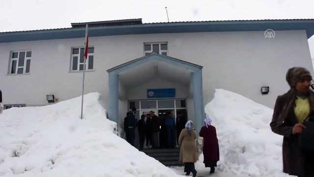 Çetin kış şartlarında oy kullandılar - HAKKARİ