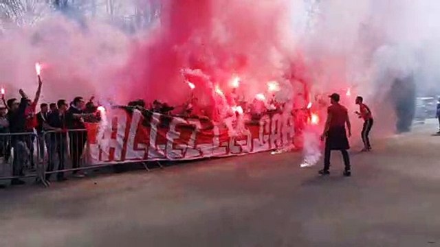 Fumigènes et chants pour l'arrivée des joueurs du DFCO