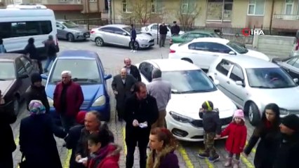 95 Yaşında torunlarıyla oy kullanmaya gitti