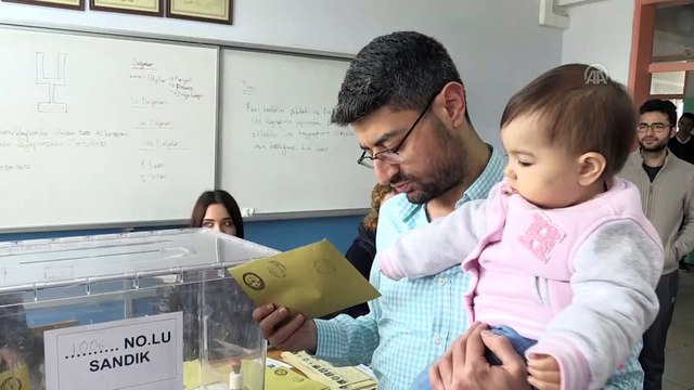 Türkiye sandık başında - 1 yaşındaki kızlarıyla sandık başında öz çekim yaptılar - ANTALYA