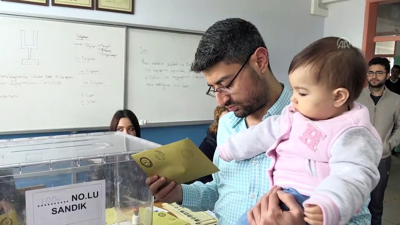 Türkiye sandık başında - 1 yaşındaki kızlarıyla sandık başında öz çekim yaptılar - ANTALYA