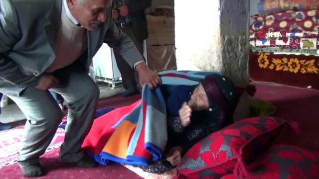 Türkiye'nin en yaşlı kadını Cumhurbaşkanı Erdoğa'a dualar ederek oyunu kullandı