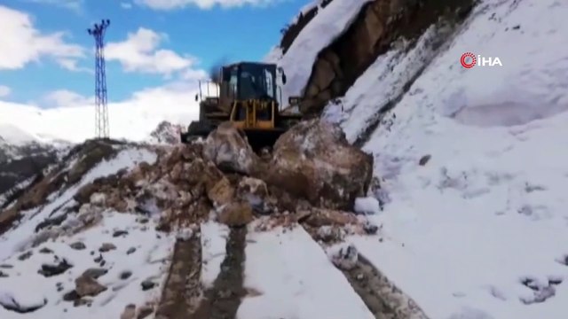 Pervari ve Şirvan köy yollarında heyelan