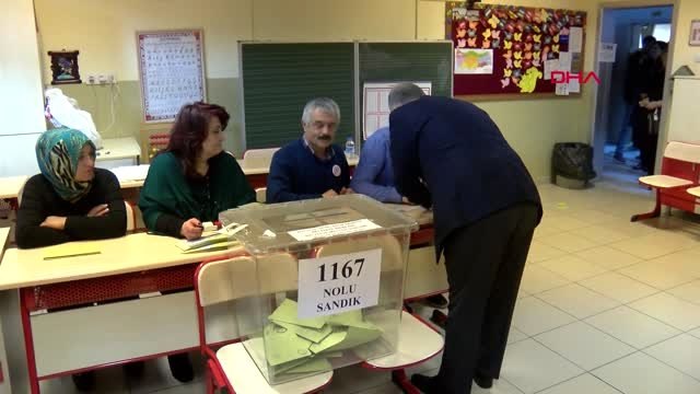 Bakan Akar ve Kara Kuvvetleri Komutanı Dündar Oy Kullandı