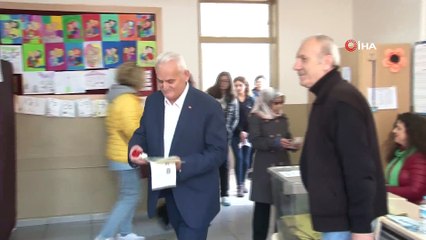 Binali Yıldırım'a Benzeyen Adam Meraklı Bakışlar Arasında Oy Kullandı