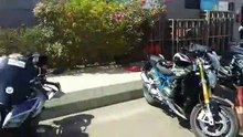 Il présente les motos les plus puissantes de Dakar