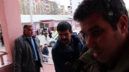 Sedye ve tekerlekli sandalyelerle sandığa taşındılar - IĞDIR