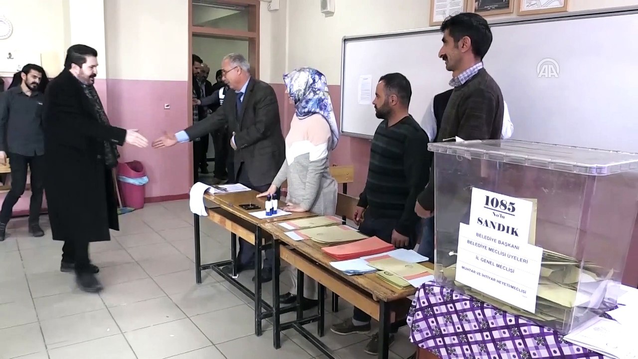 Türkiye sandık başında - Savcı Sayan oyunu kullandı - AĞRI