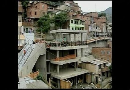 Instalan escaleras mecánicas en un barrio pobre de Medellín