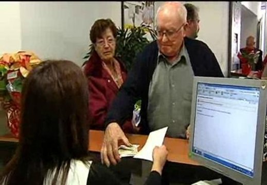 Algunos vecinos de L'Aldea ya han podido sacar parte de su dinero