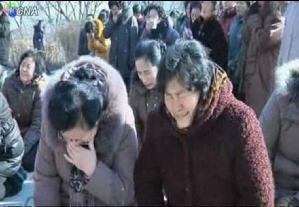 Los norcoreanos salen a las calles a llorar por la muerte de su líder Kim Jong - il