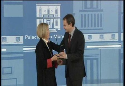 Zapatero entrega a Pradera la Medalla al Mérito Constitucional a título póstumo