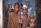 La Policía localiza a medio centenar de jóvenes, entre ellos varios niños, encadenados por los pies en una madraza en Paquistán