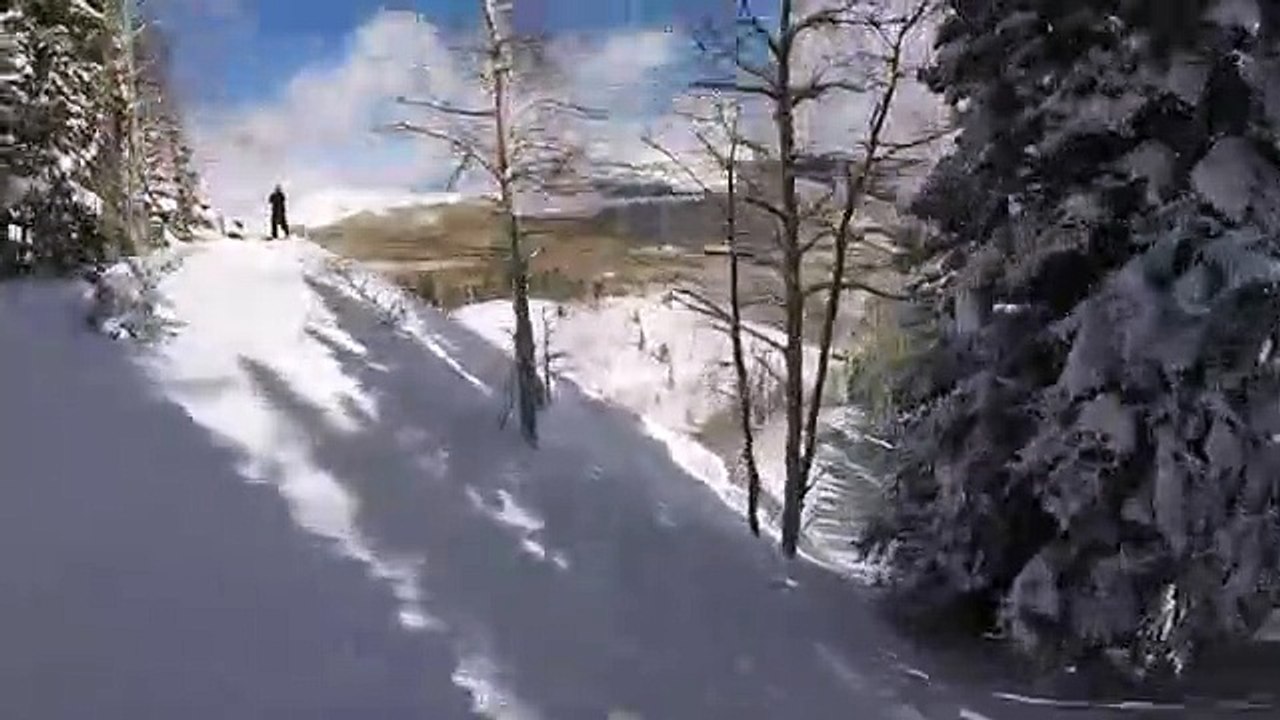 Un skieur équipé dune caméra est emporté dans une avalanche