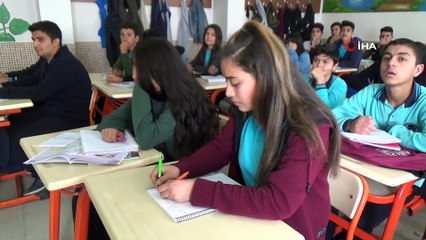 Adıyaman’ın Leonardo Da Vinci’si...İki eliyle aynı anda yazı yazabiliyor