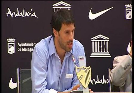 Van Nistelrooy ya luce la camiseta del Málaga